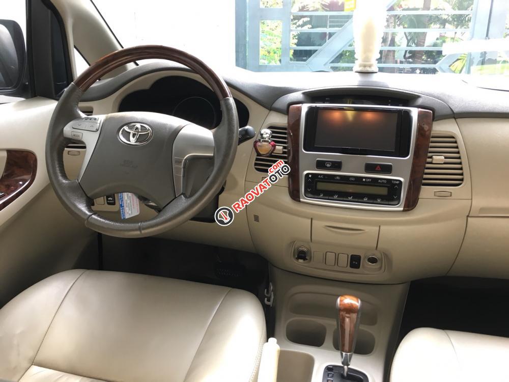 Cần bán xe Toyota Innova V đời 2013, màu bạc, số tự động-6