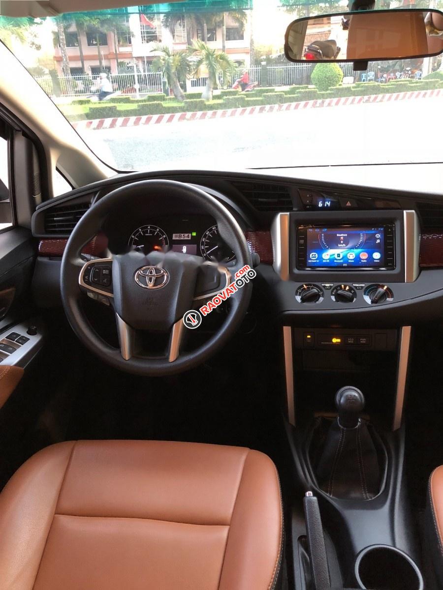 Xe Toyota Innova E đời 2016, màu bạc còn mới-6