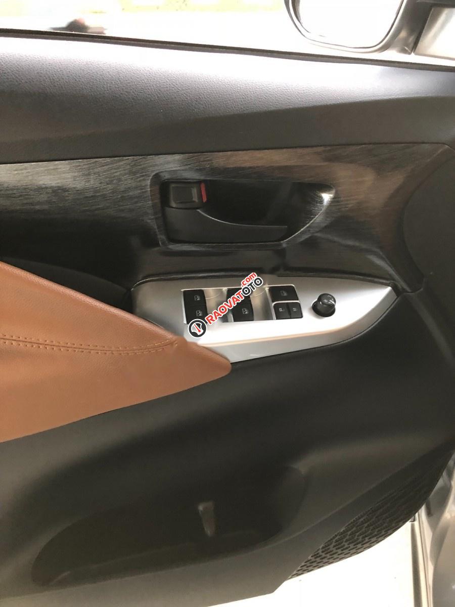 Xe Toyota Innova E đời 2016, màu bạc còn mới-3