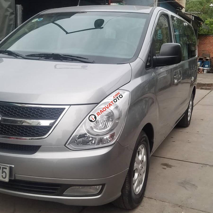 Bán ô tô Hyundai Starex 9 chỗ, đời 2011, máy dầu, màu bạc, số sàn, phiên bản cao cấp có ghế xoay, Xe mới 95%-4