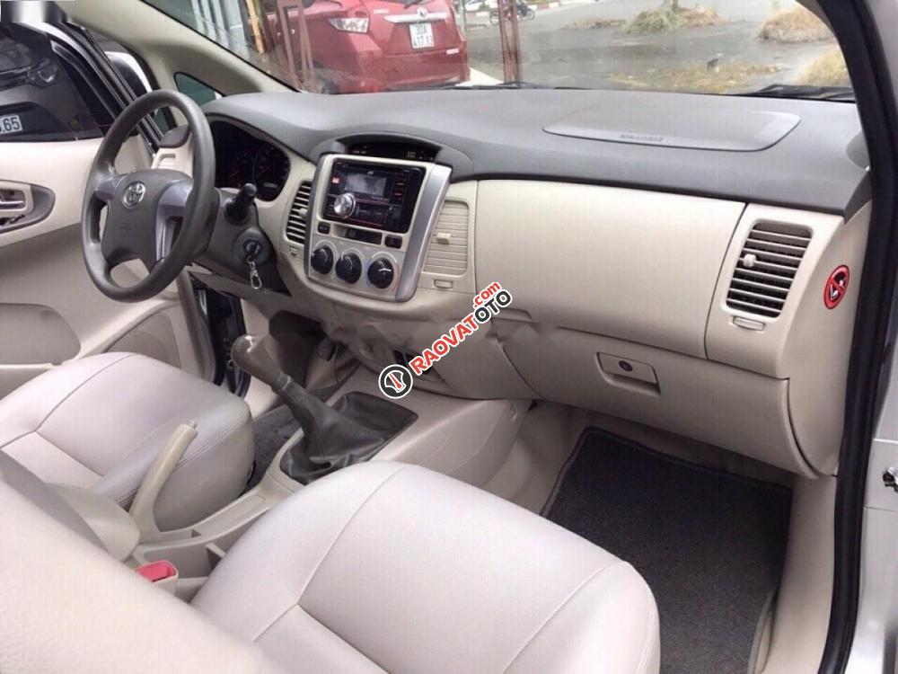 Bán Toyota Innova 2.0E năm 2015 như mới, giá tốt-8