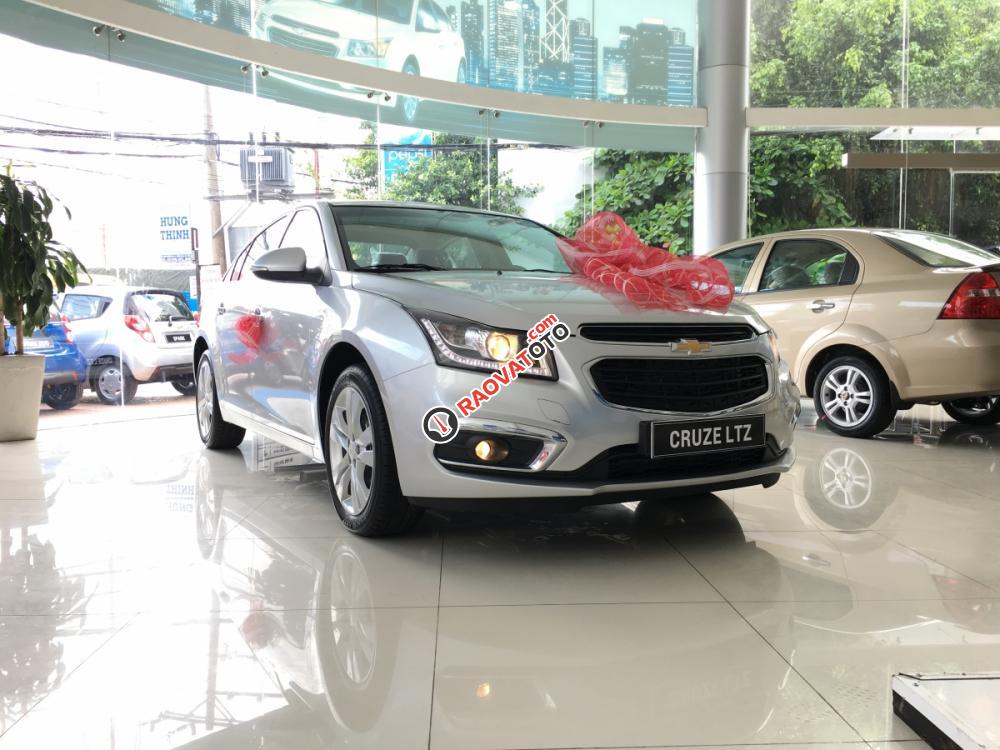 Bán xe Chevrolet Cruze LT năm 2017, màu bạc-1