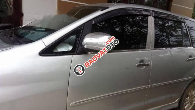 Bán gấp Toyota Innova năm 2006, màu bạc xe gia đình, 280tr-0