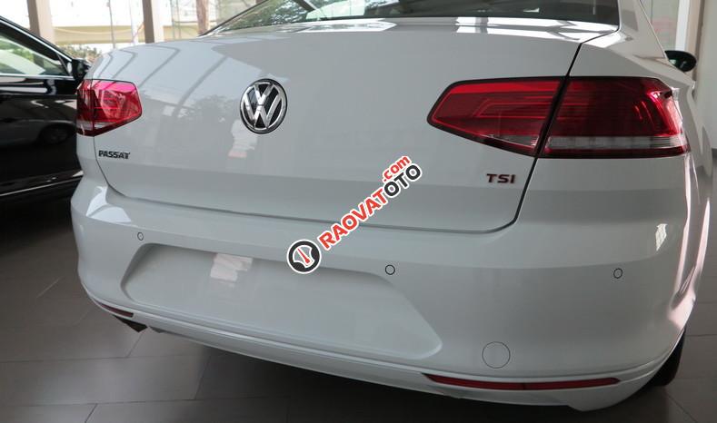 Volkswagen Passat 1.8L TSI E năm 2016, màu trắng ngọc trai. Hỗ trợ vay 80% giá trị xe, LH Hương 0902.608.293-10