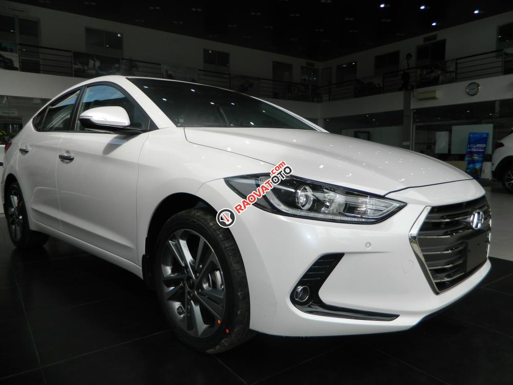 Hyundai Elantra đời 2017, màu trắng, giá chỉ 565 triệu, gọi ngay 098.960.9151-2