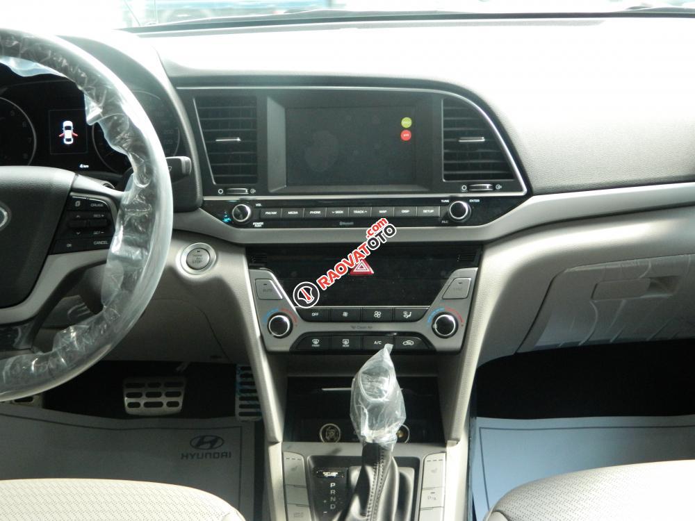 Hyundai Elantra 2.0 AT 2017 bản cao cấp nhất, giảm 80tr, hỗ trợ vay ngân hàng 80%, trả trước 140 tr-1