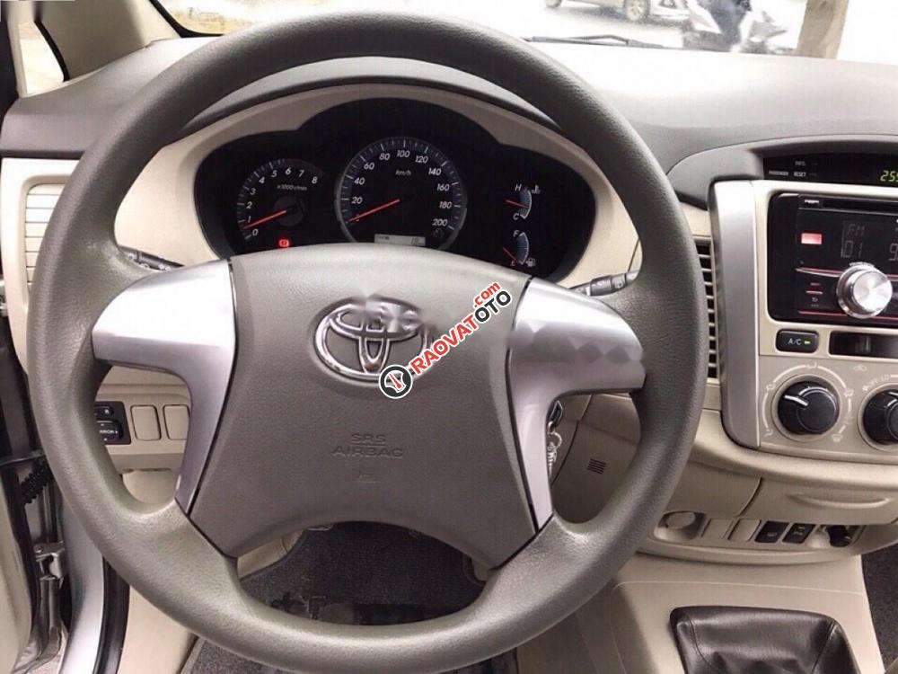 Bán Toyota Innova 2.0E năm 2015 như mới, giá tốt-5