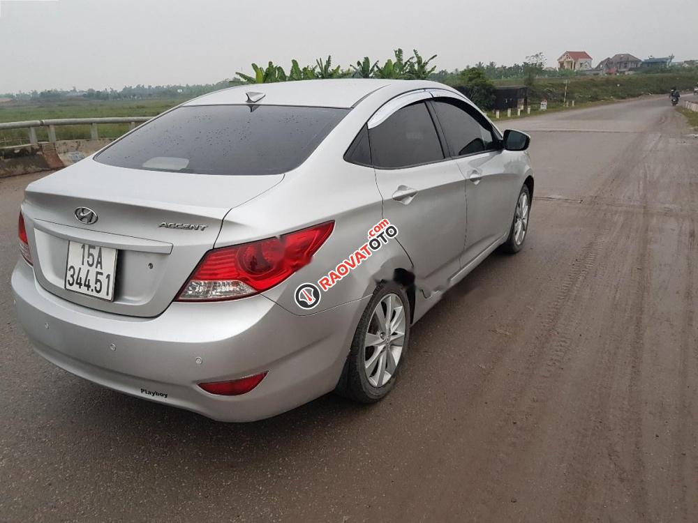 Cần bán xe Hyundai Accent MT đời 2011, màu bạc, nhập khẩu nguyên chiếc đẹp như mới-9