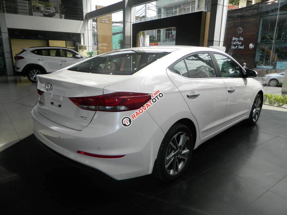 Hyundai Elantra đời 2017, màu trắng, giá chỉ 565 triệu, gọi ngay 098.960.9151-3