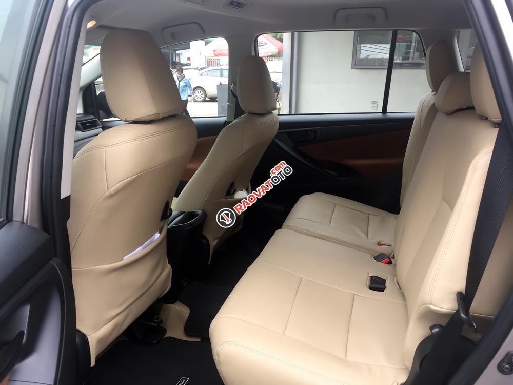 Toyota Cầu Diễn bán Innova E 2017 màu bạc-0