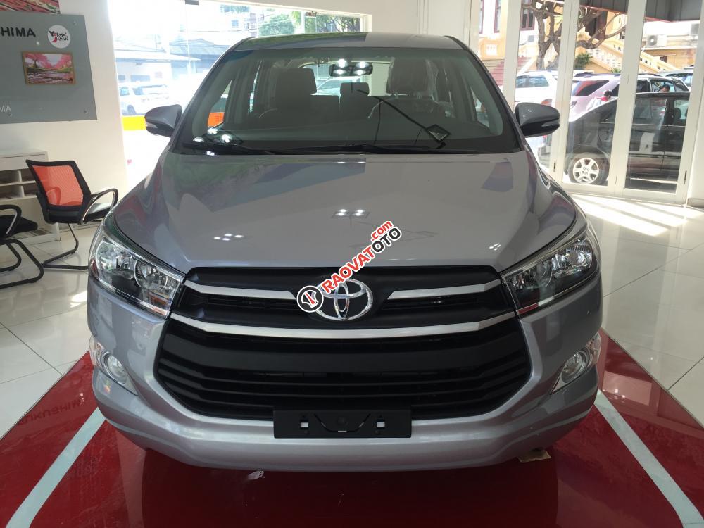 Bán Toyota Innova 2.0 E đời 2018, màu bạc, giao ngay, tặng BH thân xe, gói phụ kiện 45tr-0