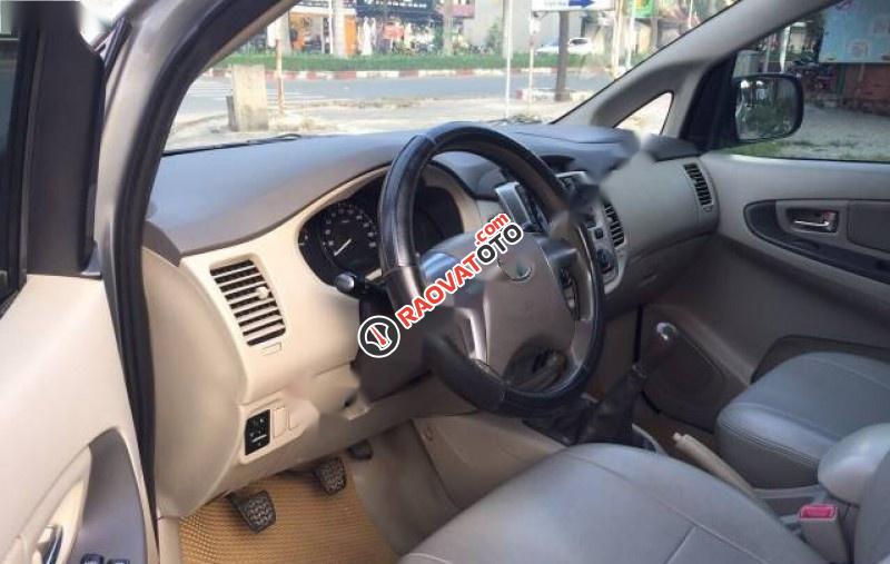 Cần bán xe Toyota Innova E sản xuất 2014, màu bạc-4