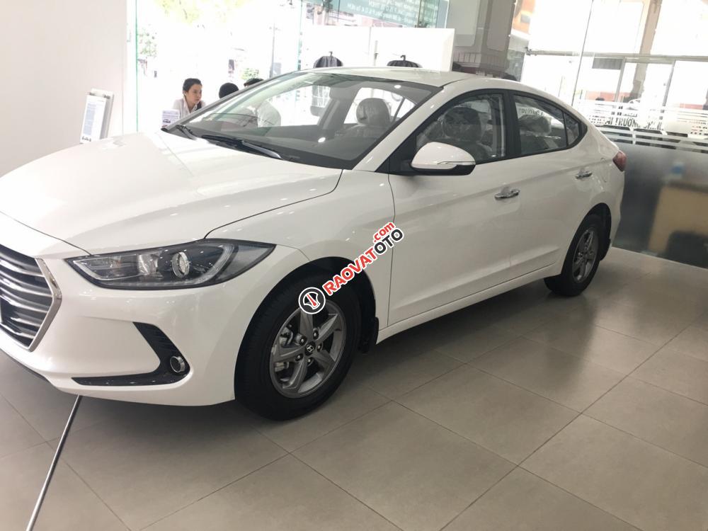 Giá xe Hyundai Elantra 1.6 MT đời 2017, màu trắng. Giá 659 triệu bao gồm tất cả chi phí. LH Hương: 0902.608.293-17