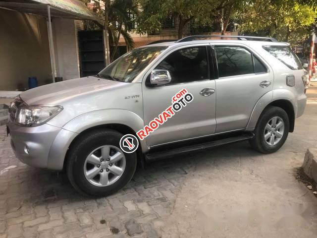 Bán gấp Toyota Fortuner 2.7V đời 2011, màu bạc số tự động-0