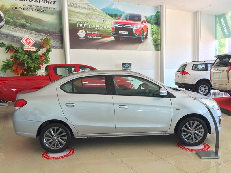 Bán Mitsubishi Attrage đời 2017, màu bạc, nhập khẩu  -5