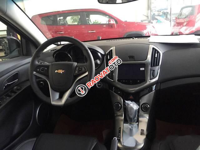 Bán Chevrolet Cruze 2017, màu đen, giá tốt-3