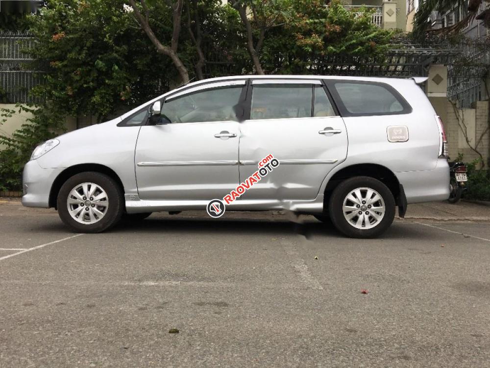 Cần bán Toyota Innova G sản xuất 2010, màu bạc chính chủ, giá 379tr-9