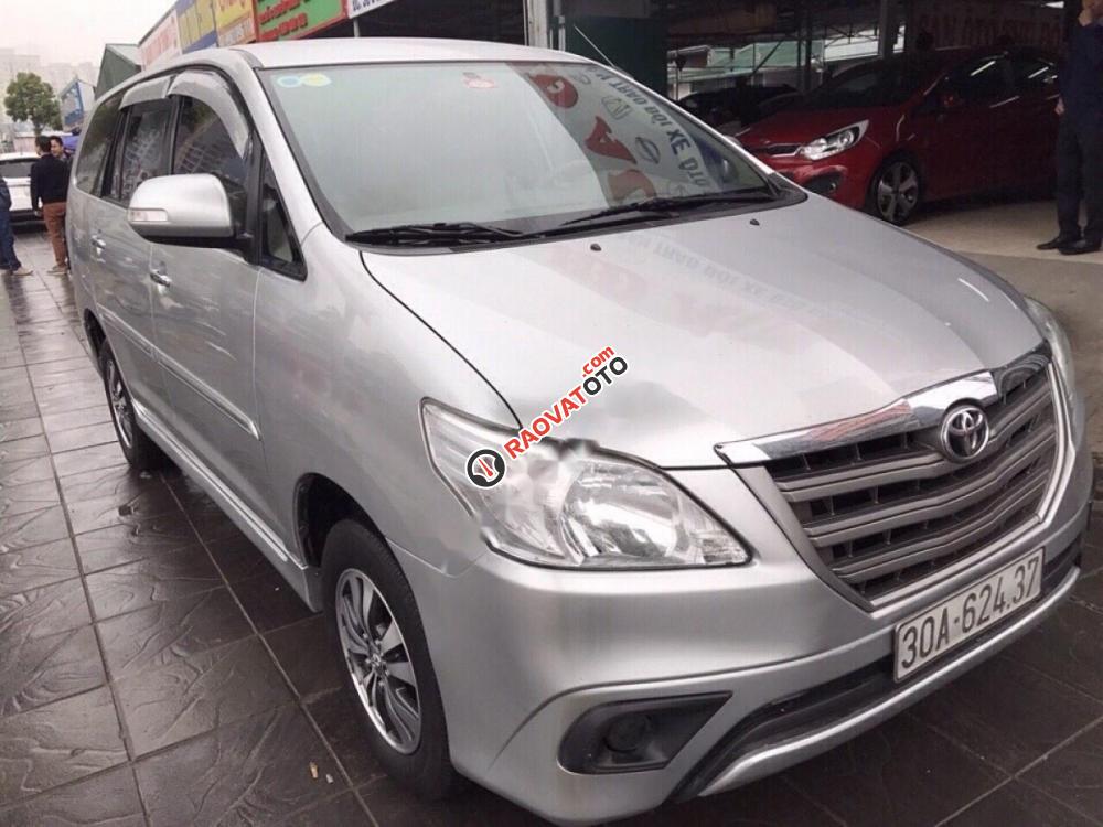 Bán Toyota Innova 2.0E năm 2015 như mới, giá tốt-2