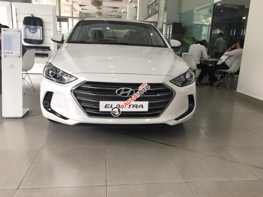 Giá xe Hyundai Elantra 1.6 MT đời 2017, màu trắng. Giá 659 triệu bao gồm tất cả chi phí. LH Hương: 0902.608.293-15