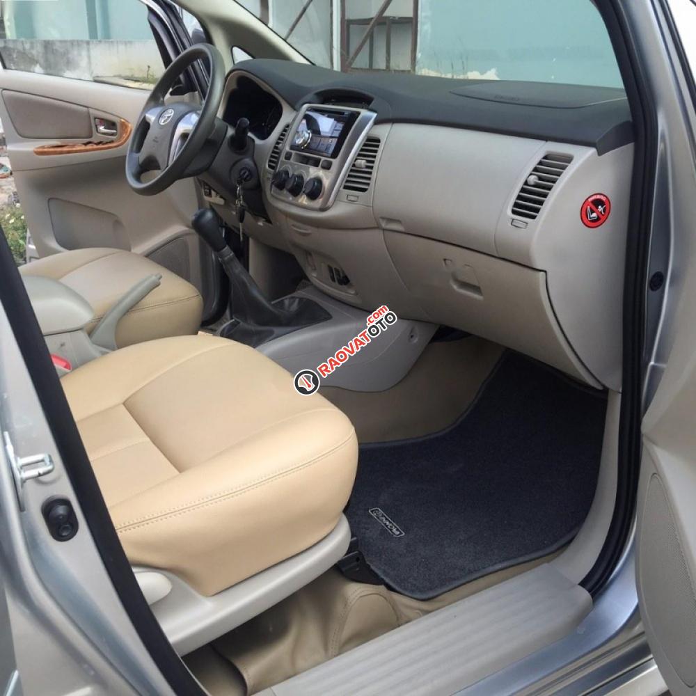 Bán xe Toyota Innova 2.0E sản xuất 2015, màu bạc chính chủ-8