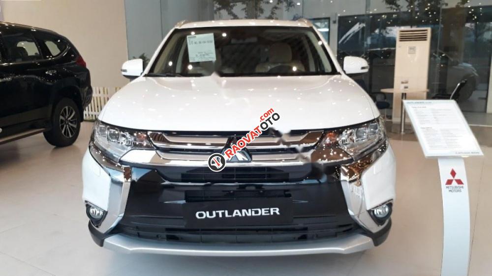 Bán xe Mitsubishi Outlander 2.0 CVT sản xuất 2017, màu trắng, nhập khẩu nguyên chiếc-1