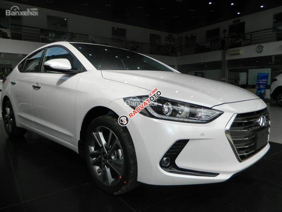 Bán ô tô Hyundai Elantra 2.0AT đời 2017, màu trắng-0