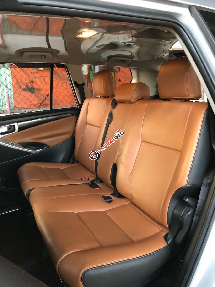 Xe Toyota Innova E đời 2016, màu bạc còn mới-4