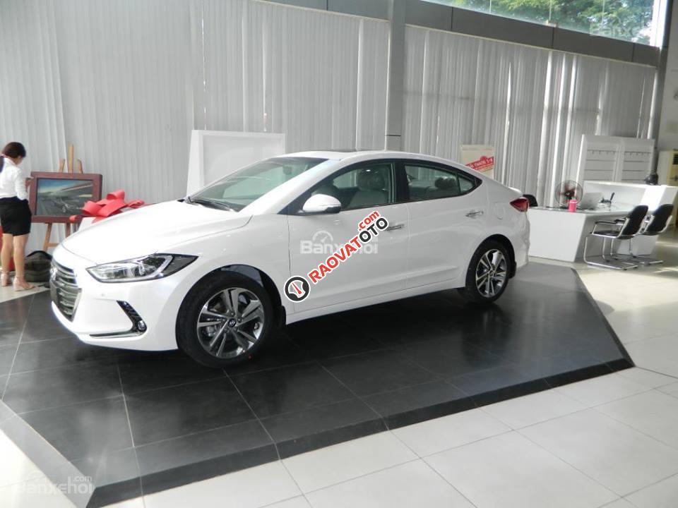 Bán ô tô Hyundai Elantra 2.0AT đời 2017, màu trắng-1