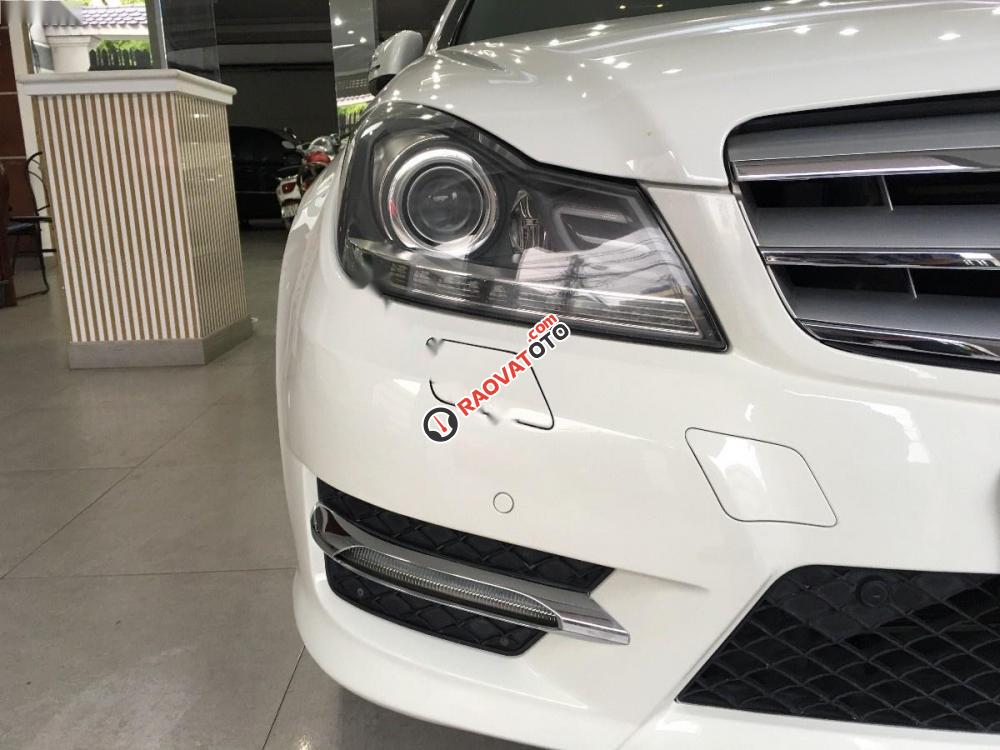 Cần bán Mercedes C300 AMG năm 2012, màu trắng đẹp như mới-2