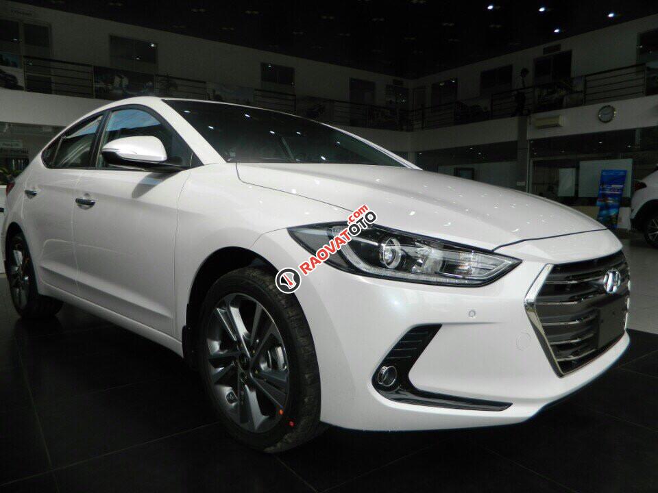 Giá xe Hyundai Elantra 1.6 MT đời 2017, màu trắng. Giá 659 triệu bao gồm tất cả chi phí. LH Hương: 0902.608.293-7