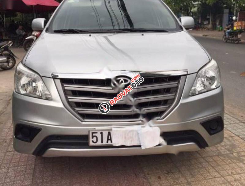 Cần bán xe Toyota Innova E sản xuất 2014, màu bạc-0