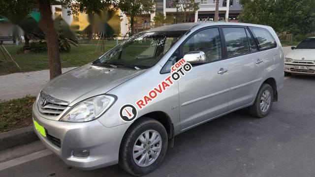 Bán Toyota Innova đời 2010, màu bạc-0