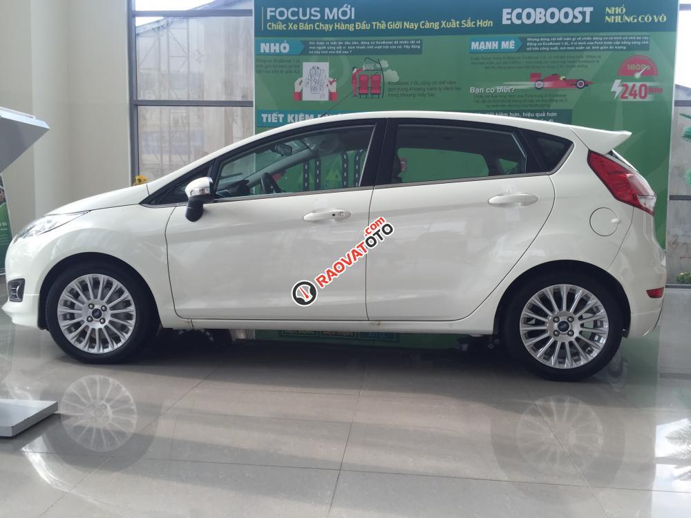 Cần bán xe Ford Fiesta 2018, màu trắng+ KM bộ PK chính hãng, giá 520tr-1