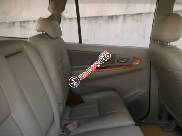 Bán Toyota Innova G đời 2010, màu bạc xe gia đình  -2