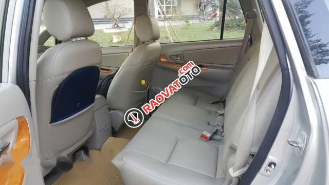Bán Toyota Innova đời 2010, màu bạc-4