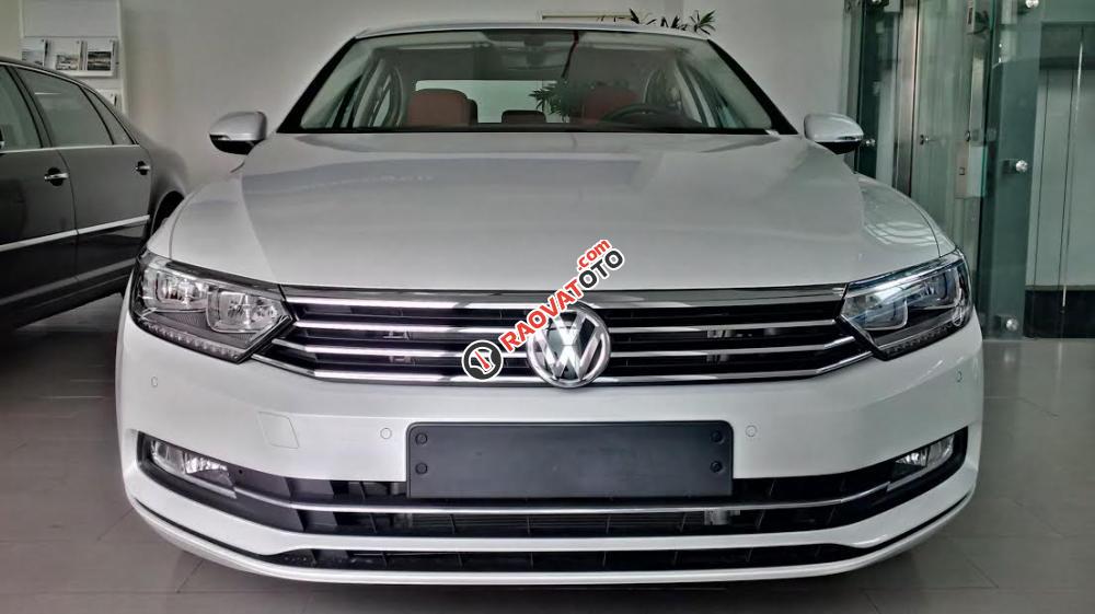 Volkswagen Passat 1.8L TSI E năm 2016, màu trắng ngọc trai. Hỗ trợ vay 80% giá trị xe, LH Hương 0902.608.293-3