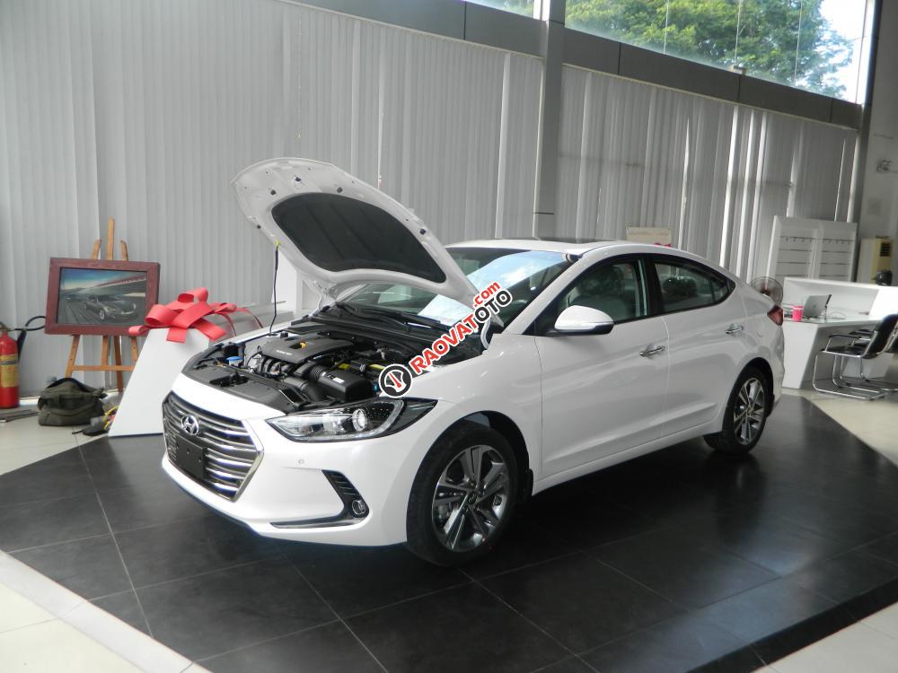 Hyundai Elantra đời 2017, màu trắng, giá chỉ 565 triệu, gọi ngay 098.960.9151-6