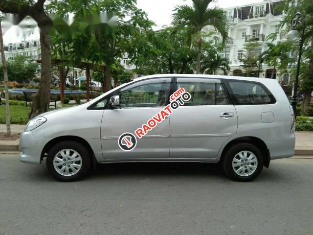 Cần bán xe Toyota Innova G đời 2010, màu bạc, 415 triệu-1