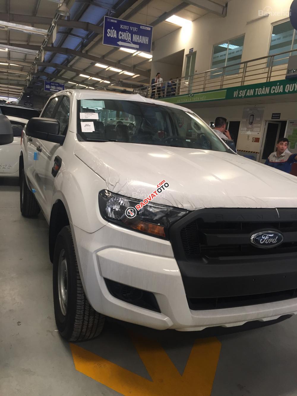 Bán Ford Ranger XL 2.2L 4X4 MT mới 100% màu trắng, giá tốt, hotline 0942552831-2