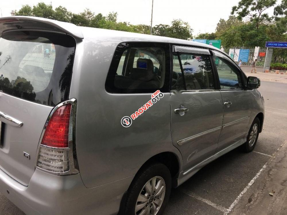 Cần bán Toyota Innova G sản xuất 2010, màu bạc chính chủ, giá 379tr-7