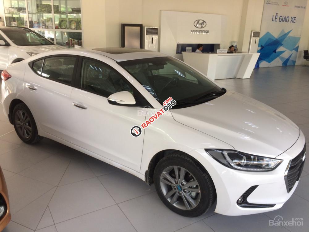 Bán Hyundai Elantra 2018, KM cực cao, xe giao ngay giá cực tốt-0