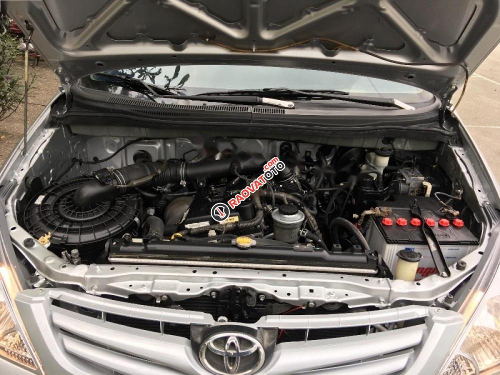 Cần bán Toyota Innova G sản xuất 2010, màu bạc chính chủ, giá 379tr-5