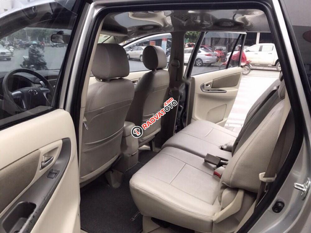 Bán Toyota Innova 2.0E năm 2015 như mới, giá tốt-9