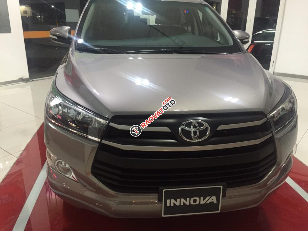 Bán xe Innova 2.0E 2018, số tay, màu bạc-0