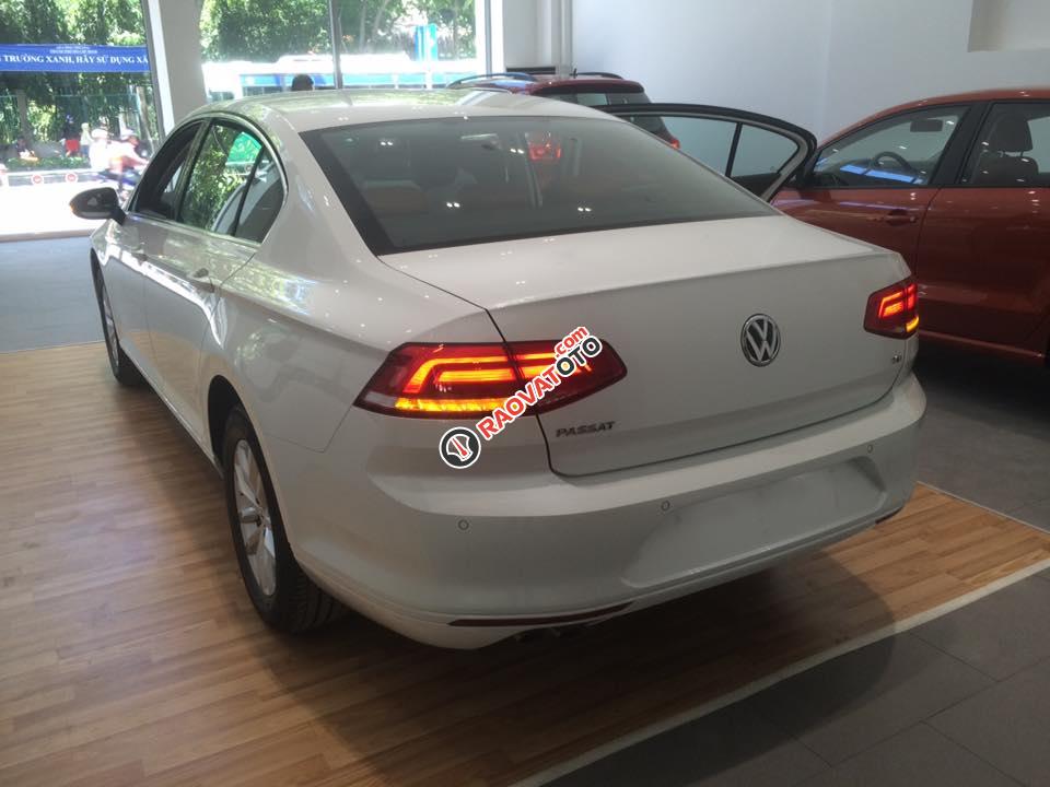 Volkswagen Passat 1.8L TSI E năm 2016, màu trắng ngọc trai. Hỗ trợ vay 80% giá trị xe, LH Hương 0902.608.293-7