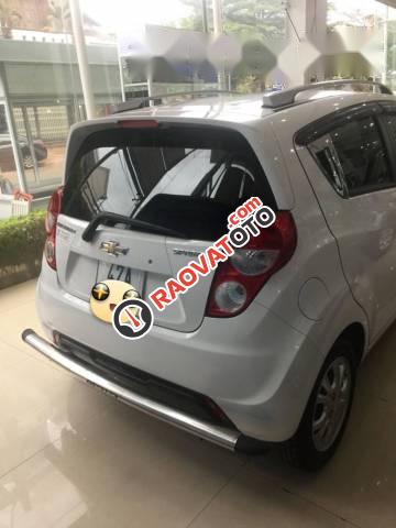 Bán xe Chevrolet Spark LT đời 2017, màu trắng như mới, giá 285tr-2