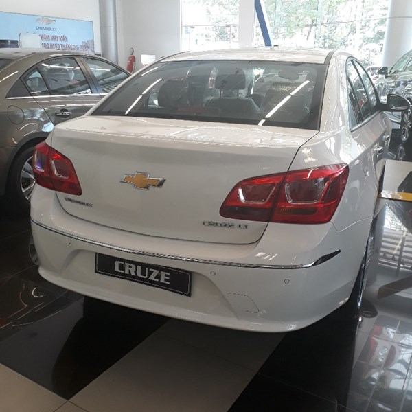 Bán xe Chevrolet Cruze LT đời 2017, màu trắng, xe nhập-3