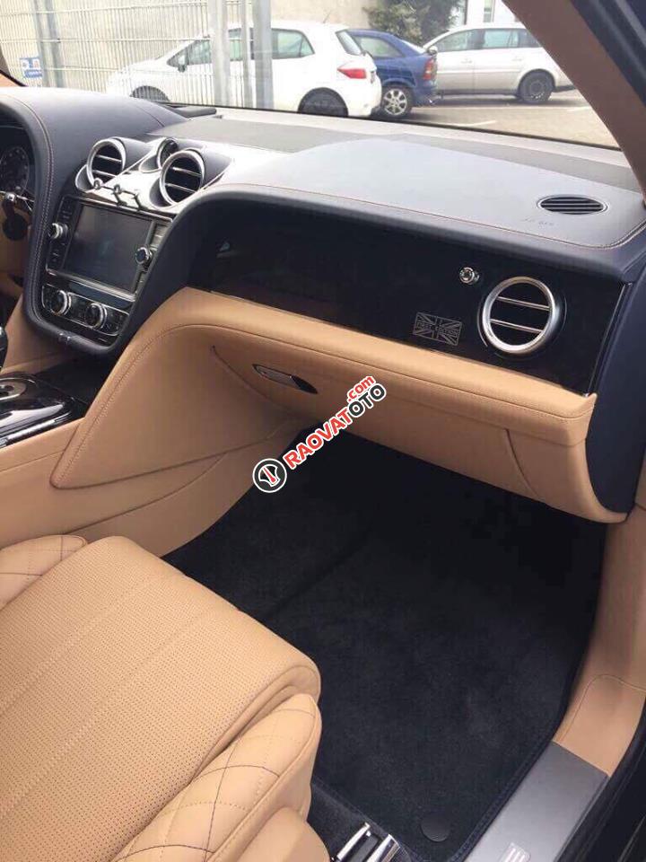 Cần bán Bentley Bentayga đời 2017, màu đen, xe nhập-3