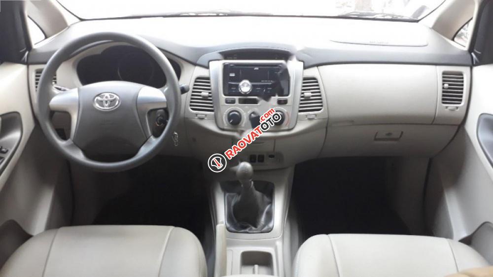 Cần bán lại xe Toyota Innova 2.0E sản xuất 2015, màu bạc số sàn, giá chỉ 628 triệu-5