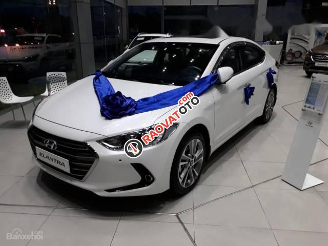 Bán Hyundai Elantra sản xuất 2017, màu trắng, giá chỉ 549 triệu-4